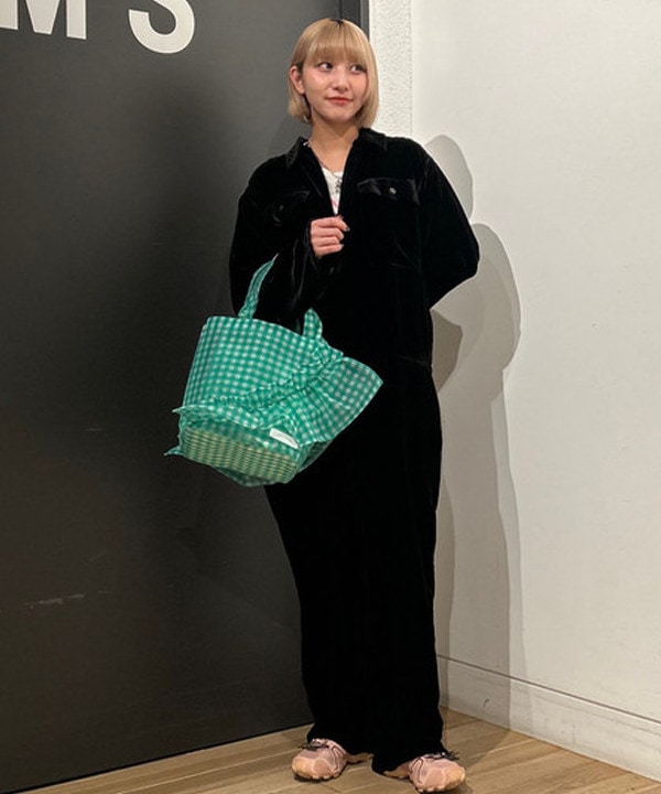 佐藤 亜美さんの「BEAMS WOMEN｜GIANNI CHIARINI / CAMILLA メタリック レザートートバッグ」を使ったコーディネート