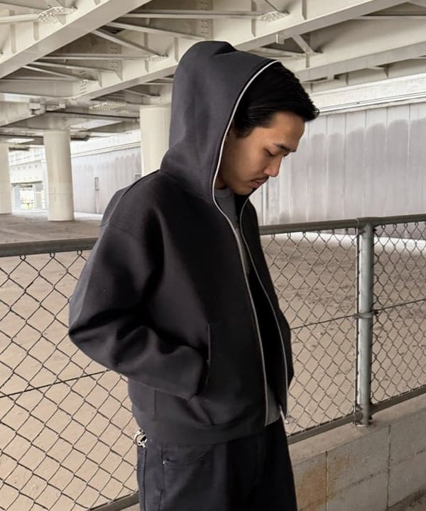 川崎 駿希さんの「BEAMS WOMEN｜フルフェイス ジップアップ フーディ 【ワイドショートフィット】」を使ったコーディネート