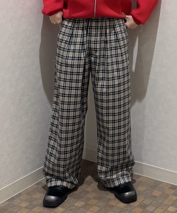 配島 孝明さんの「BEAMS WOMEN｜フルフェイス ジップアップ フーディ 【ワイドショートフィット】」を使ったコーディネート