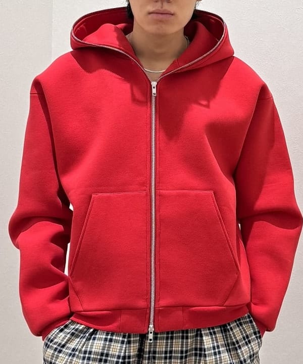 配島 孝明さんの「BEAMS WOMEN｜フルフェイス ジップアップ フーディ 【ワイドショートフィット】」を使ったコーディネート