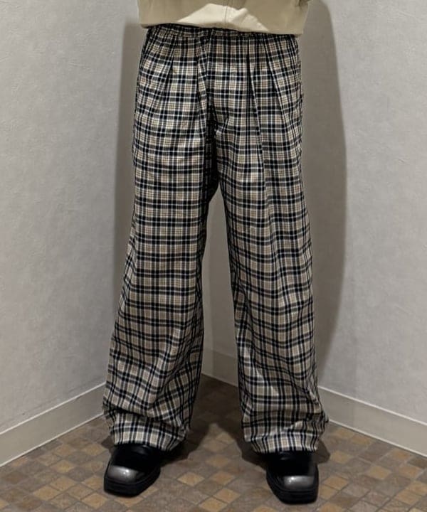 配島 孝明さんの「BEAMS WOMEN｜チェック ワイド イージーパンツ【ワイドストレートフィット】」を使ったコーディネート
