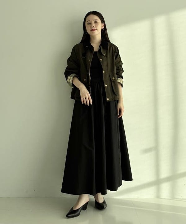 〈Barbour〉別注の洗練されたショート丈で魅せる、春のスタイルアップ