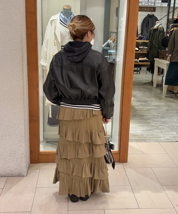 大石彩可さんの「BEAMS WOMEN｜アシンメトリー フリル ティアード スカート」を使ったコーディネート