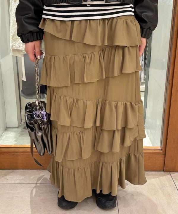 大石彩可さんの「BEAMS WOMEN｜アシンメトリー フリル ティアード スカート」を使ったコーディネート