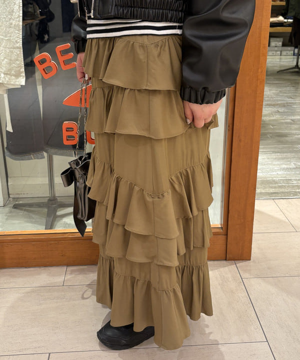 大石彩可さんの「BEAMS WOMEN｜アシンメトリー フリル ティアード スカート」を使ったコーディネート