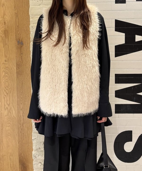 CHIHIROさんの「BEAMS WOMEN｜ウェイビー フェイクファー ジレ」を使ったコーディネート