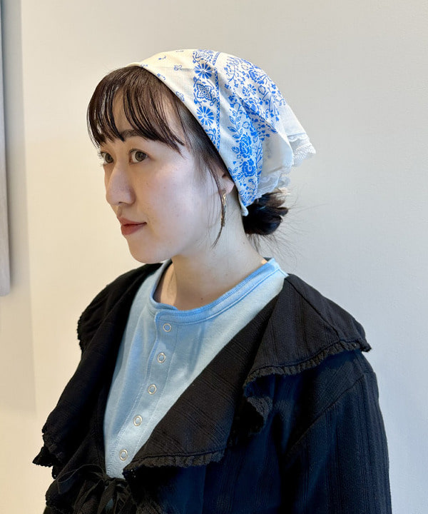 イシイ サオリさんの「BEAMS WOMEN｜2WAY フラワー バンダナ」を使ったコーディネート