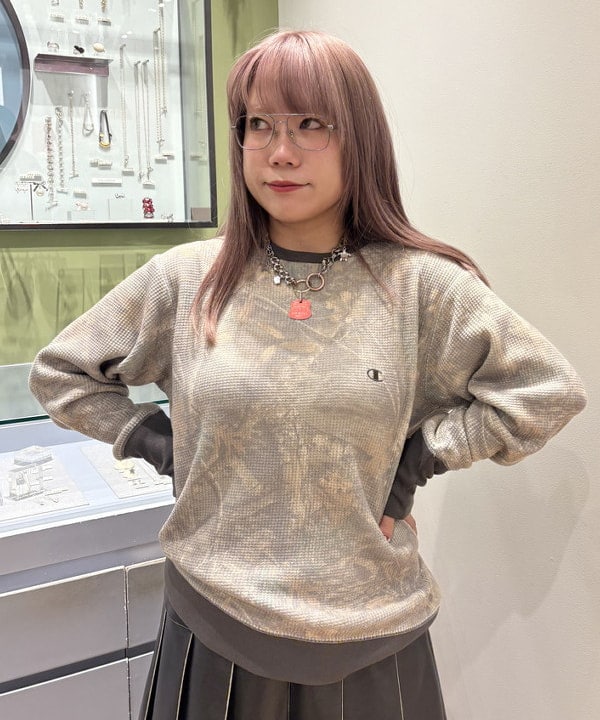 オカベ　アヤカさんの「BEAMS WOMEN｜【別注】Champion / ツリー サーマル Tシャツ」を使ったコーディネート