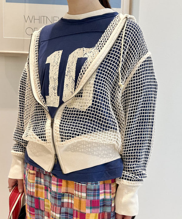 イシイ サオリさんの「BEAMS WOMEN｜ビッグ メッシュ フーディー」を使ったコーディネート