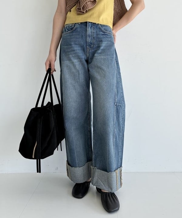 中丸　栞さんの「BEAMS WOMEN｜B SIDES / RELAXED CUFFED LASSO デニムパンツ JANE WASH」を使ったコーディネート