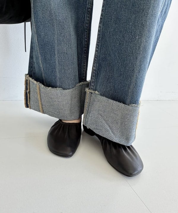 中丸　栞さんの「BEAMS WOMEN｜B SIDES / RELAXED CUFFED LASSO デニムパンツ JANE WASH」を使ったコーディネート