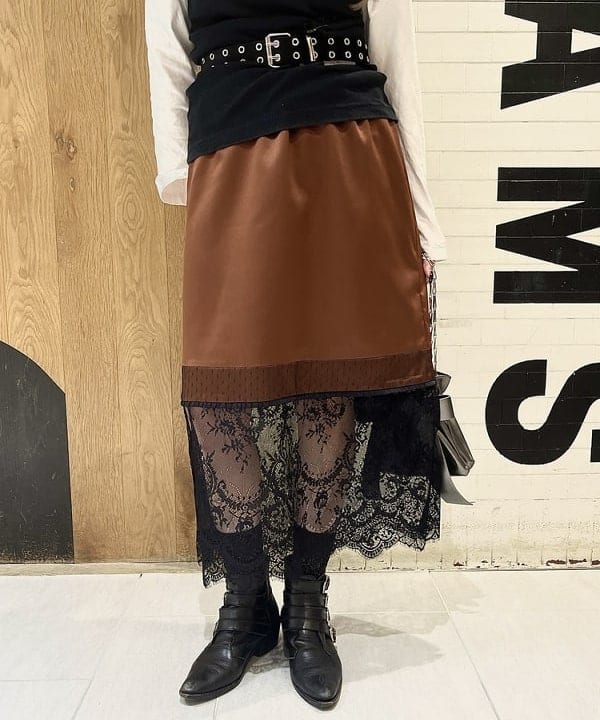 江口 息吹さんの「BEAMS WOMEN｜サテン レースキリカエ タイト スカート」を使ったコーディネート