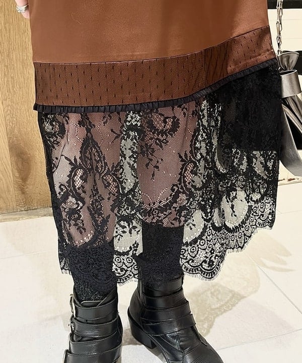 江口 息吹さんの「BEAMS WOMEN｜サテン レースキリカエ タイト スカート」を使ったコーディネート