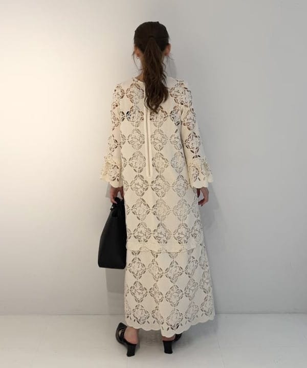 松本 佳菜子さんの「BEAMS WOMEN｜レース ベルカフス ロングスリーブ ワンピース」を使ったコーディネート