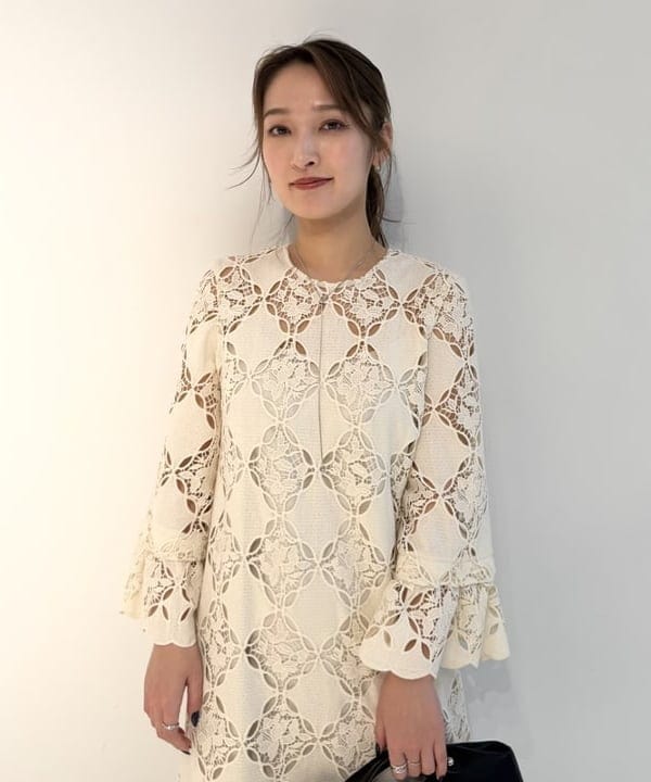 松本 佳菜子さんの「BEAMS WOMEN｜レース ベルカフス ロングスリーブ ワンピース」を使ったコーディネート