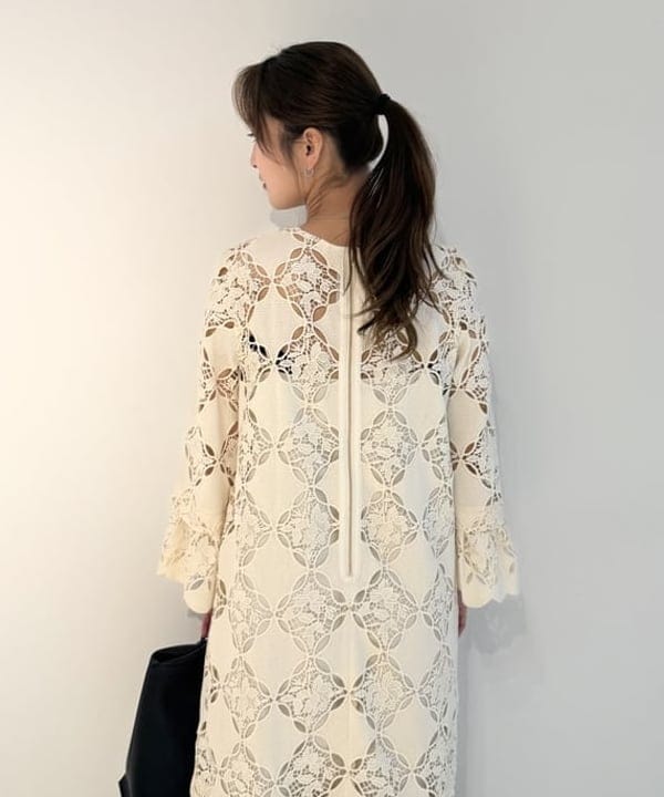 松本 佳菜子さんの「BEAMS WOMEN｜レース ベルカフス ロングスリーブ ワンピース」を使ったコーディネート