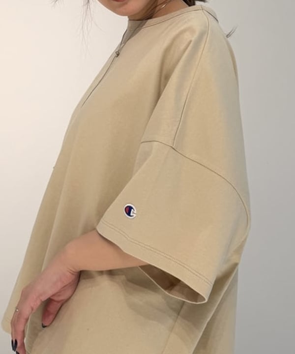 松本 佳菜子さんの「BEAMS WOMEN｜ベロア ワイド スウェット パンツ」を使ったコーディネート