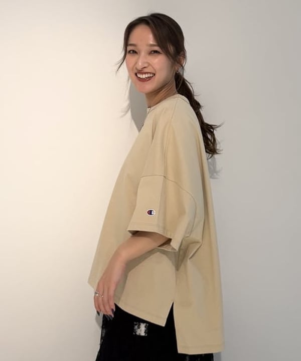 松本 佳菜子さんの「BEAMS WOMEN｜ベロア ワイド スウェット パンツ」を使ったコーディネート