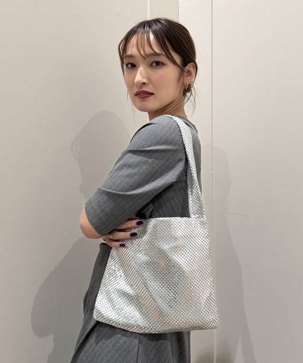 松本 佳菜子さんの「BEAMS WOMEN｜HEY! Mrs ROSE / メタル & チェーン バッグ」を使ったコーディネート