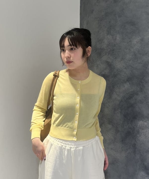 星野 真依さんの「BEAMS WOMEN｜14ゲージ ショート丈 クルーネック カーディガン」を使ったコーディネート