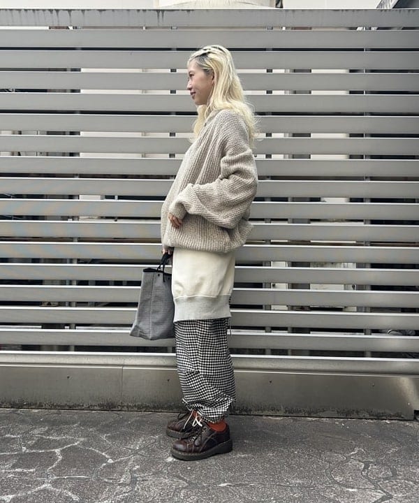 MATSUMOTO AMIさんの「BEAMS WOMEN｜【別注】 WAREHOUSE & CO. / ステンシル13 前V スウェット」を使ったコーディネート