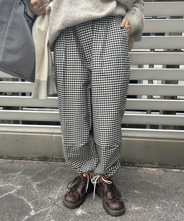 MATSUMOTO AMIさんの「BEAMS WOMEN｜【別注】 WAREHOUSE & CO. / ステンシル13 前V スウェット」を使ったコーディネート