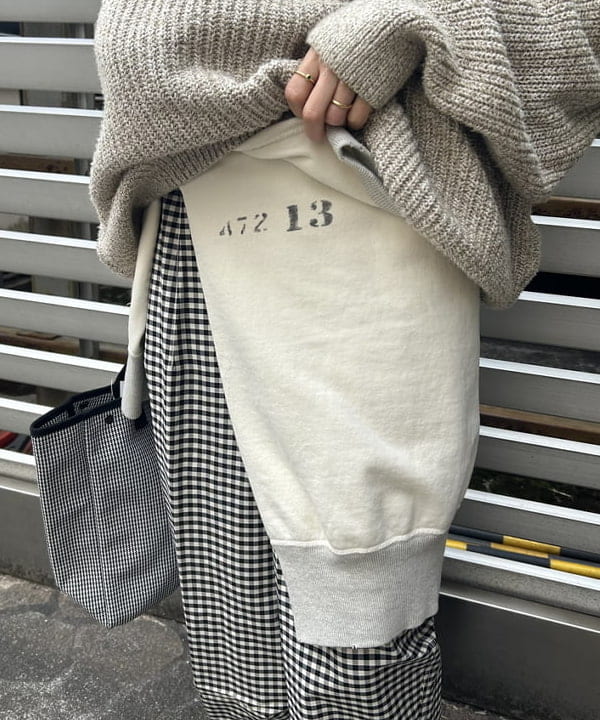 MATSUMOTO AMIさんの「BEAMS WOMEN｜【別注】 WAREHOUSE & CO. / ステンシル13 前V スウェット」を使ったコーディネート