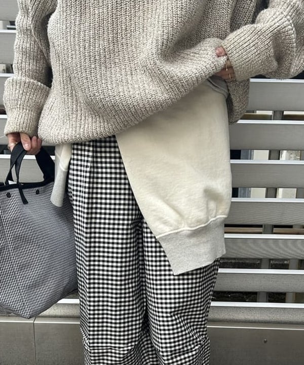 MATSUMOTO AMIさんの「BEAMS WOMEN｜【別注】 WAREHOUSE & CO. / ステンシル13 前V スウェット」を使ったコーディネート