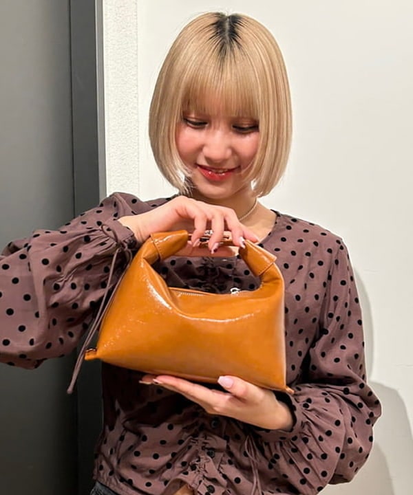 佐藤 亜美さんの「BEAMS WOMEN｜ドット センター ギャザー ブラウス」を使ったコーディネート