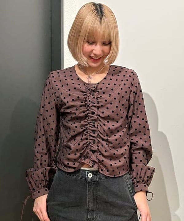 佐藤 亜美さんの「BEAMS WOMEN｜ドット センター ギャザー ブラウス」を使ったコーディネート