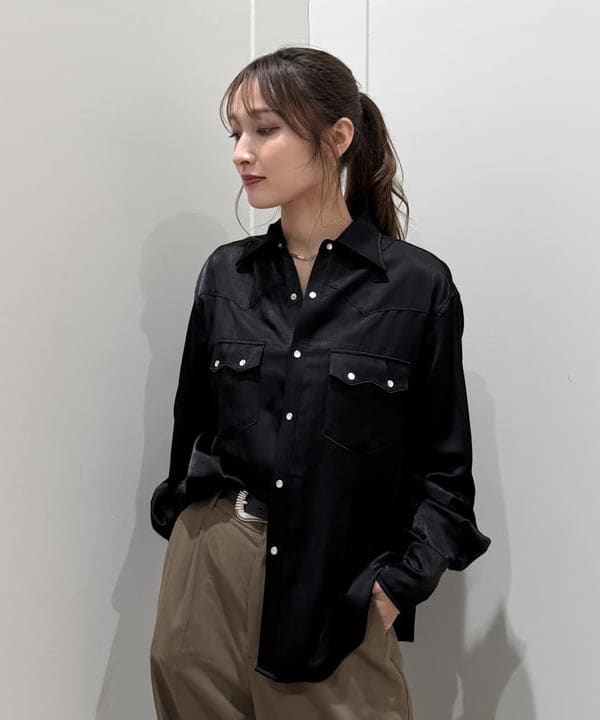 松本 佳菜子さんの「BEAMS WOMEN｜サテン ウエスタン シャツ」を使ったコーディネート