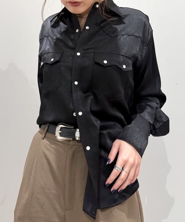 松本 佳菜子さんの「BEAMS WOMEN｜サテン ウエスタン シャツ」を使ったコーディネート