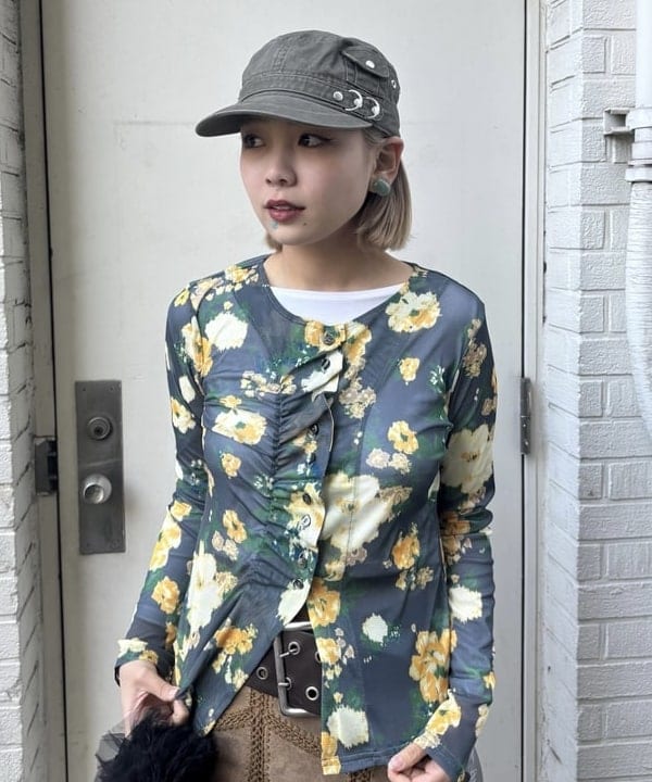 山本 里南さんの「BEAMS WOMEN｜シアー フラワープリント カーディガン」を使ったコーディネート