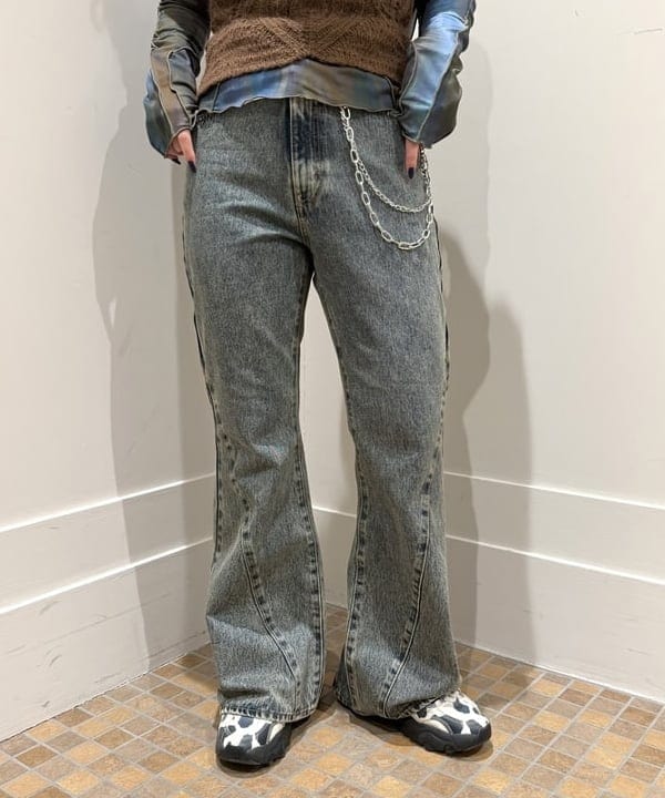 松本 佳菜子さんの「BEAMS WOMEN｜デニム フレア パンツ」を使ったコーディネート