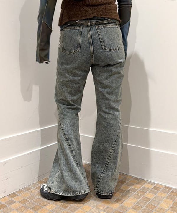 松本 佳菜子さんの「BEAMS WOMEN｜デニム フレア パンツ」を使ったコーディネート