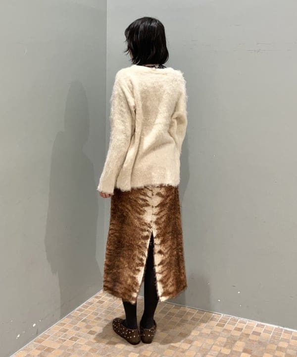 加歩さんの「BEAMS WOMEN｜ヘアリー シャギー Vネック カーディガン」を使ったコーディネート