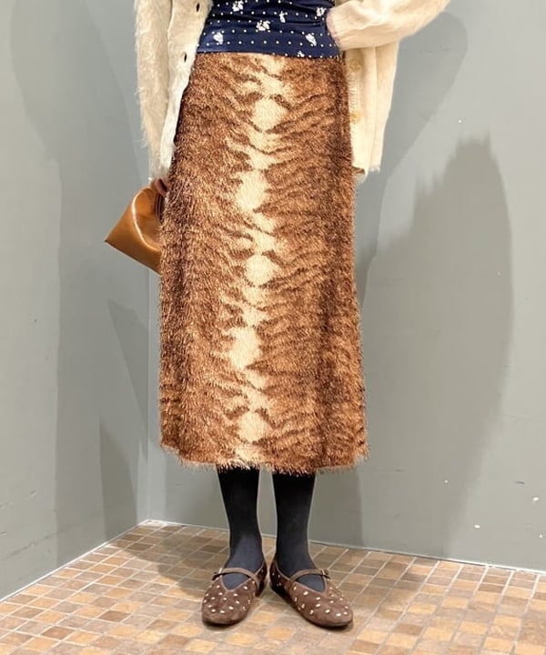 加歩さんの「BEAMS WOMEN｜ヘアリー シャギー Vネック カーディガン」を使ったコーディネート