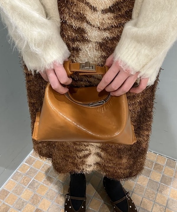 加歩さんの「BEAMS WOMEN｜ヘアリー シャギー Vネック カーディガン」を使ったコーディネート