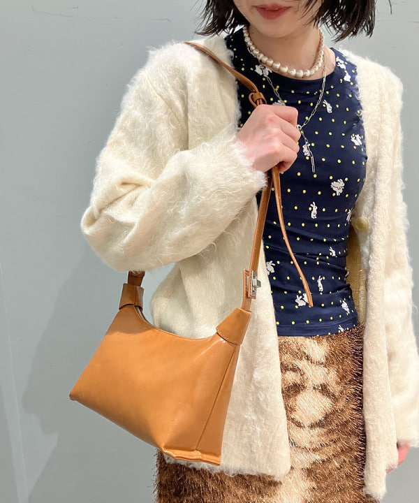 加歩さんの「BEAMS WOMEN｜ヘアリー シャギー Vネック カーディガン」を使ったコーディネート