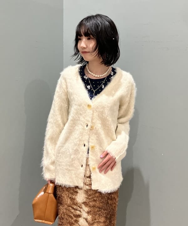 加歩さんの「BEAMS WOMEN｜ヘアリー シャギー Vネック カーディガン」を使ったコーディネート