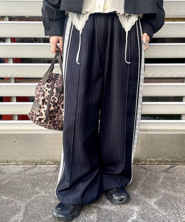 カタヤマ アヤさんの「BEAMS WOMEN｜レースライントラックパンツ」を使ったコーディネート