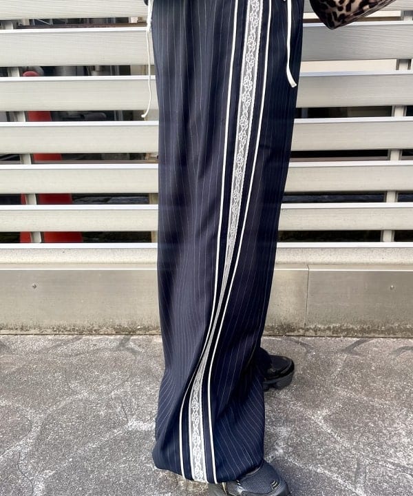 カタヤマ アヤさんの「BEAMS WOMEN｜レースライントラックパンツ」を使ったコーディネート