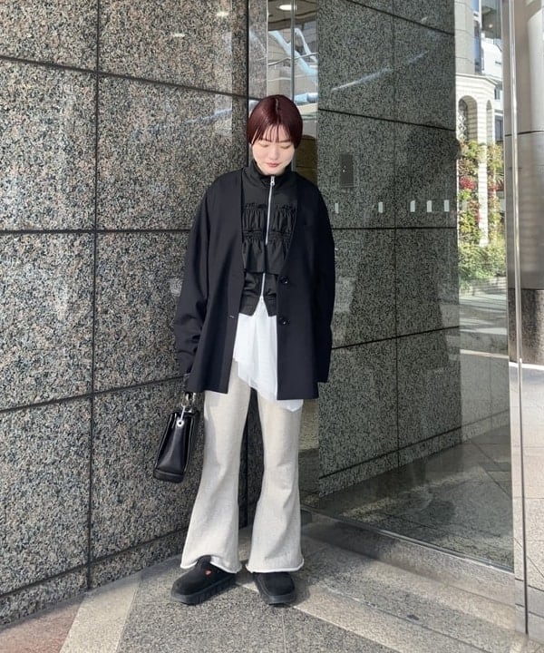 森本 理絵さんの「BEAMS WOMEN｜フリル ジャージ ブルゾン」を使ったコーディネート