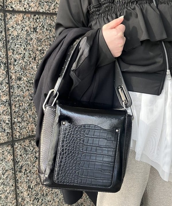 森本 理絵さんの「BEAMS WOMEN｜フリル ジャージ ブルゾン」を使ったコーディネート