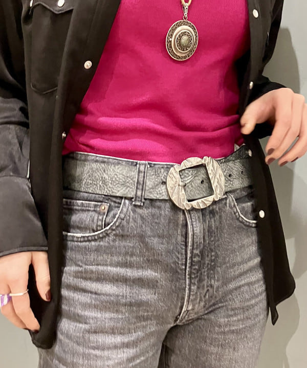 小原 もこさんの「BEAMS WOMEN｜40mm ヴィンテージ バックル ベルト ②」を使ったコーディネート