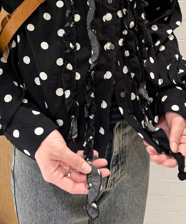 マツミヤさんの「BEAMS WOMEN｜ドット クリンクル フリル シャツ」を使ったコーディネート