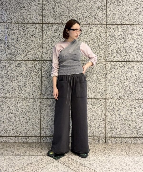 水野 萌香さんの「BEAMS WOMEN｜maturely / プレーティング ワンショルダー ベスト」を使ったコーディネート