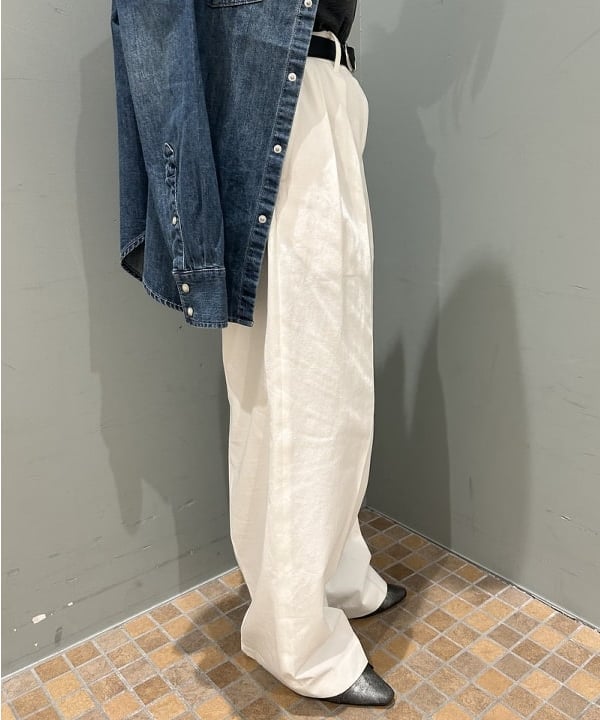 大槻 まひろさんの「BEAMS WOMEN｜AK+1 / インタック セミワイド パンツ」を使ったコーディネート