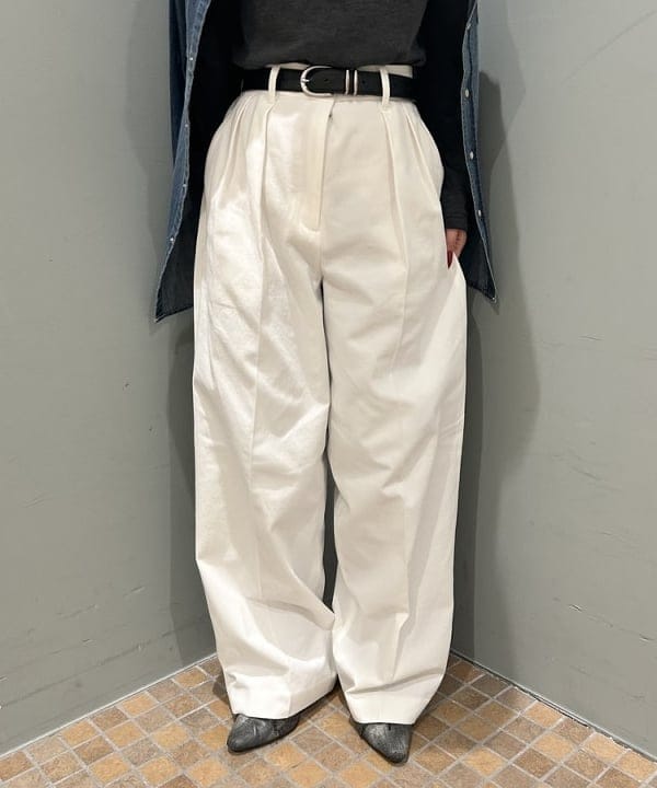 大槻 まひろさんの「BEAMS WOMEN｜AK+1 / インタック セミワイド パンツ」を使ったコーディネート