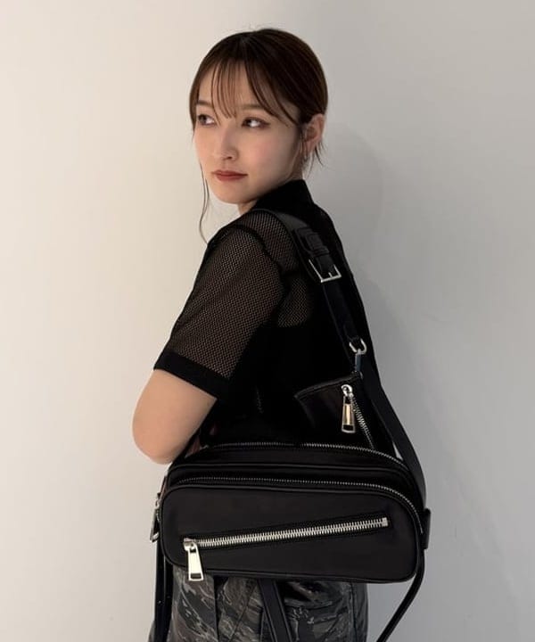 松本 佳菜子さんの「BEAMS WOMEN｜ワイド ショルダー バッグ」を使ったコーディネート